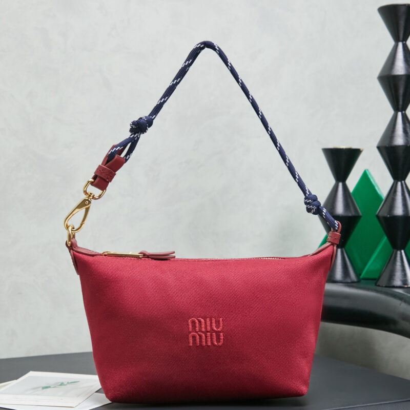 MIUMIU 新品牛仔布饭盒包 5NE841 酒红色