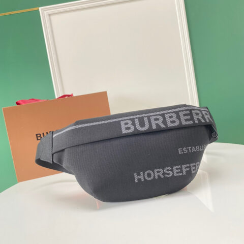 Burberry B家腰包借鉴九十年代街头风格 型号5211