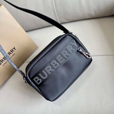 Burberry B家男女通用轻盈飞行员尼龙斜背包 型号6691