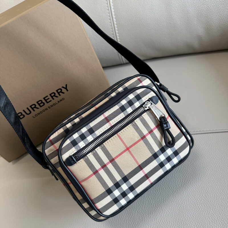 Burberry B家精巧的斜背包 型号1521