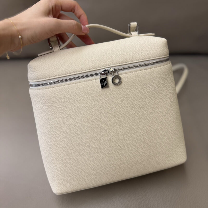 Loro Piana Extra Pocket L23.5双肩包 型号:FAN4041 低语白/银扣