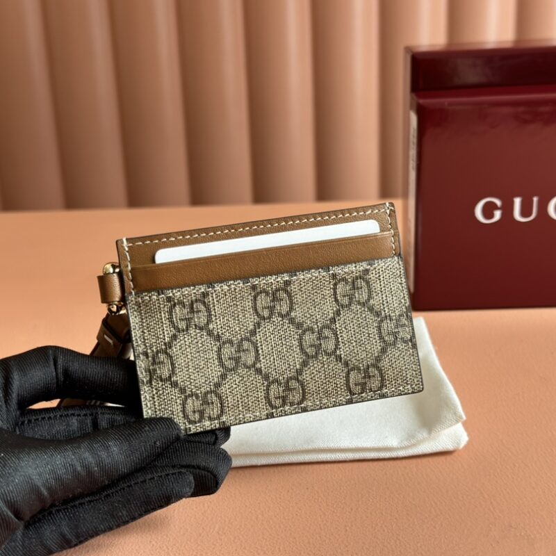 GUCCI GG Emblem系列饰包带卡片夹 型号:819121 啡pvc克皮/原厂皮