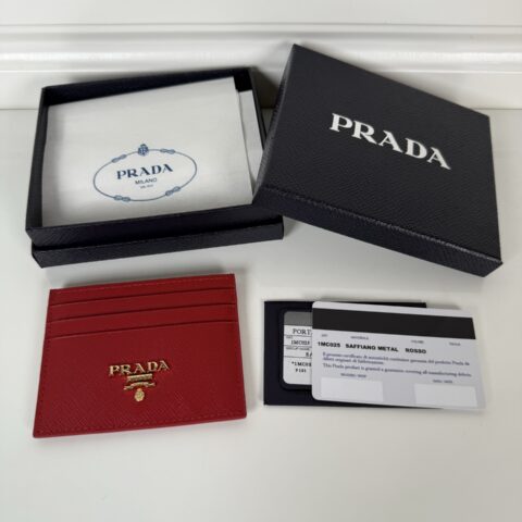 PRADA P家➡️ 男女通用小卡包，大红色，型号1MC025