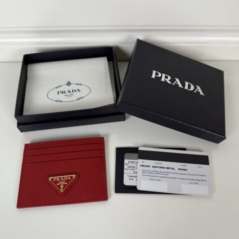 PRADA P家➡️ 男女通用小卡包，大红色，型号1MC025