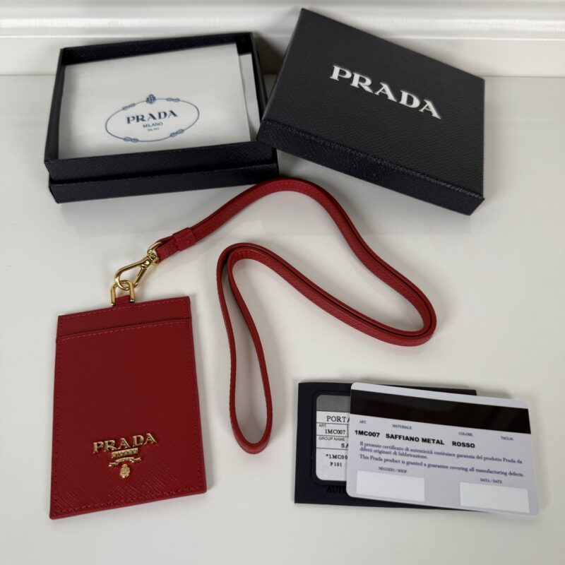 PRADA P家→挂脖款皮革证件夹，型号1MC007