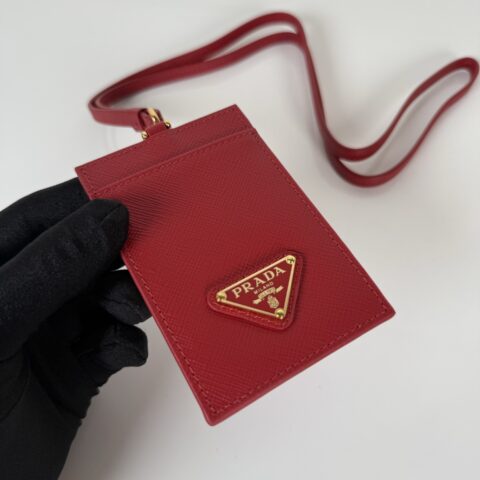 PRADA P家→挂脖款皮革证件夹，型号1MC007