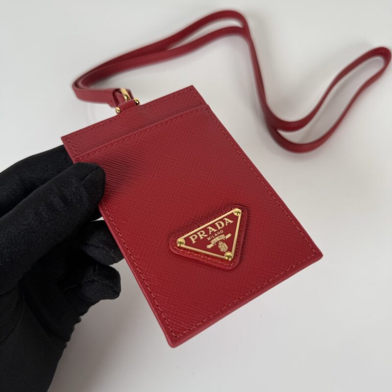 PRADA P家→挂脖款皮革证件夹，型号1MC007