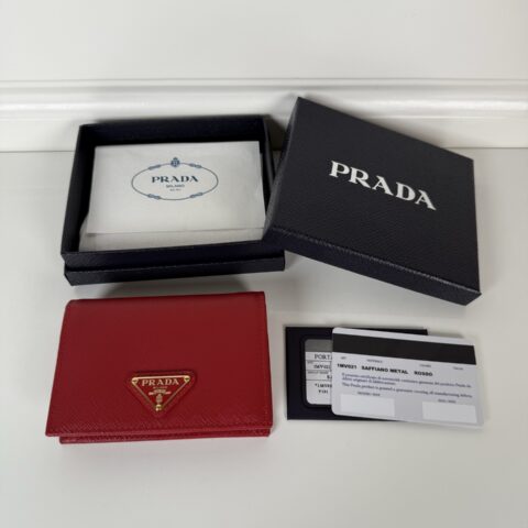 PRADA P家→按扣式开合短夹,男女通用,型号1MV021