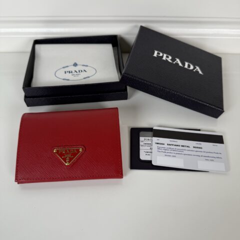 PRADA P家➡️女士两折短夹，大红色，型号1M0204