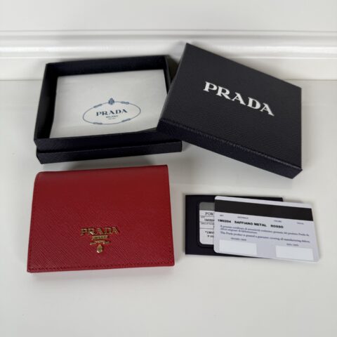 PRADA P家➡️女士两折短夹，大红色，型号1M0204