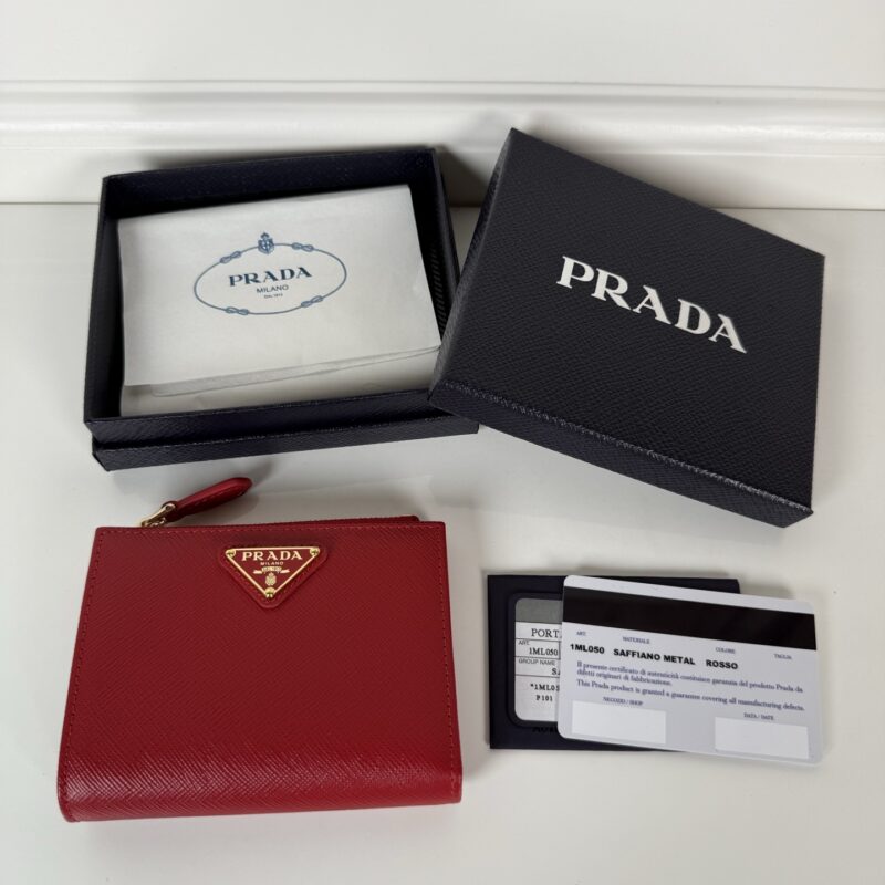 PRADA P家➡️男女通用短款钱包，型号1ML050