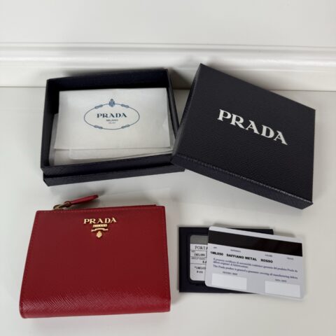 PRADA P家➡️男女通用短款钱包，型号1ML050