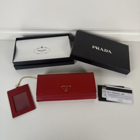 PRADA P家➡️女士翻盖皮夹，大红色，型号1MH132