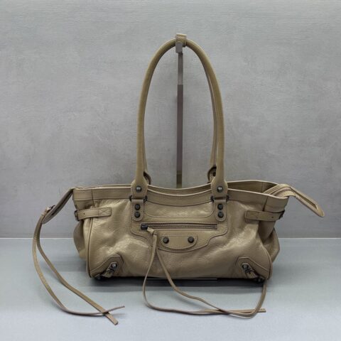 Balenciaga LE City 横版机车包 款号：845704【杏色】