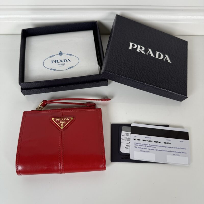 PRADA P家➡️男女通用短款钱包,型号1ML050,大红色油腊皮牛皮制作