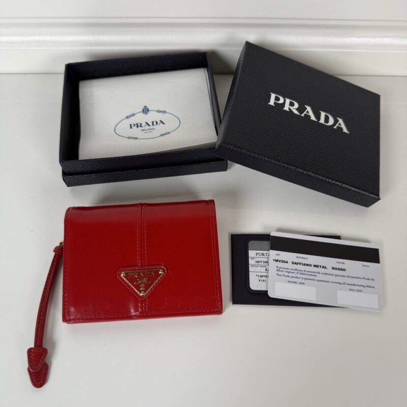 PRADA ,P家➡️女士两折短夹，型号1M0204，大红色油腊牛皮