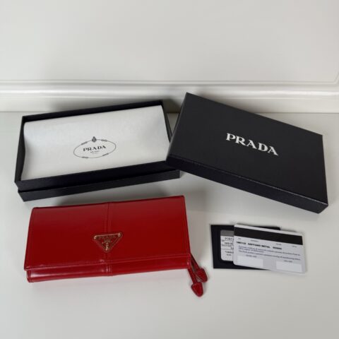 PRADA P家➡️女士翻盖皮夹，型号1MH132，大红色进口油腊牛皮制作