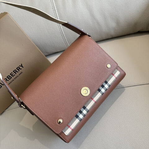 Burberry B家精巧字母宽肩带斜跨包 型号9061