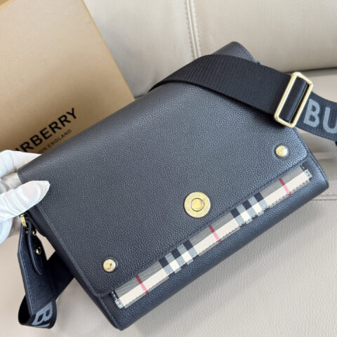 Burberry B家精巧字母宽肩带斜跨包 型号9061