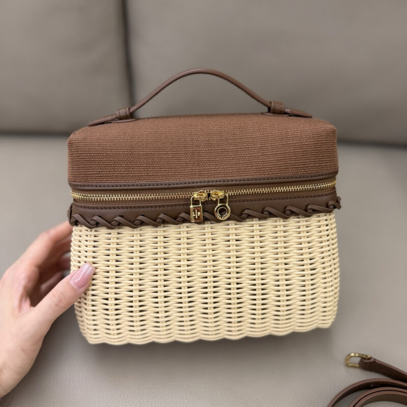 Loro Piana Extra Pocket L19竖版手袋 型号:FAQ9050 麦芽色藤编拼骆马棕