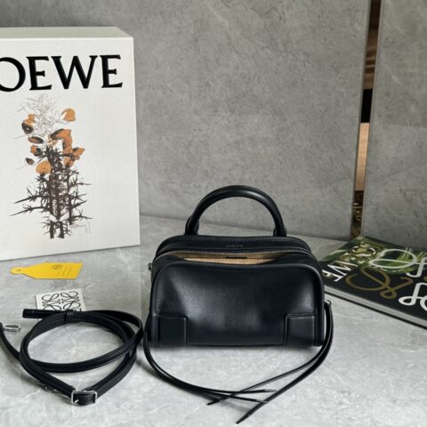 LOEWE 𝐴𝑚𝑎𝑧𝑜𝑛𝑎 180重新诠释 L家传奇手袋 0811 mini黑