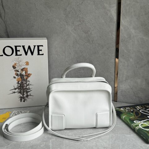 LOEWE 𝐴𝑚𝑎𝑧𝑜𝑛𝑎 180重新诠释 L家传奇手袋 0812白色