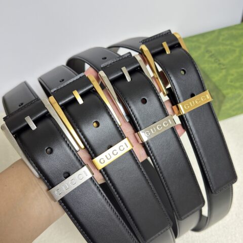 GUCCI 该款窄版腰带以双面头层小牛皮皮革制作，巧妙点缀调双G搭扣