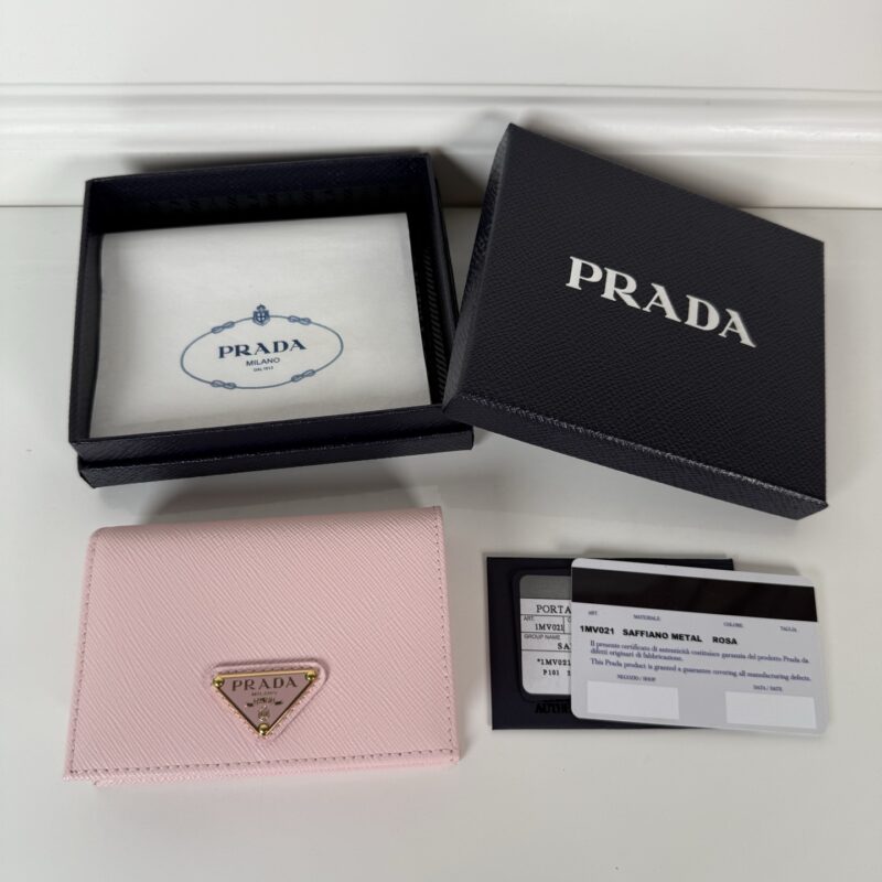 PRADA P家→按扣式开合短夹，男女通用，型号1MV021