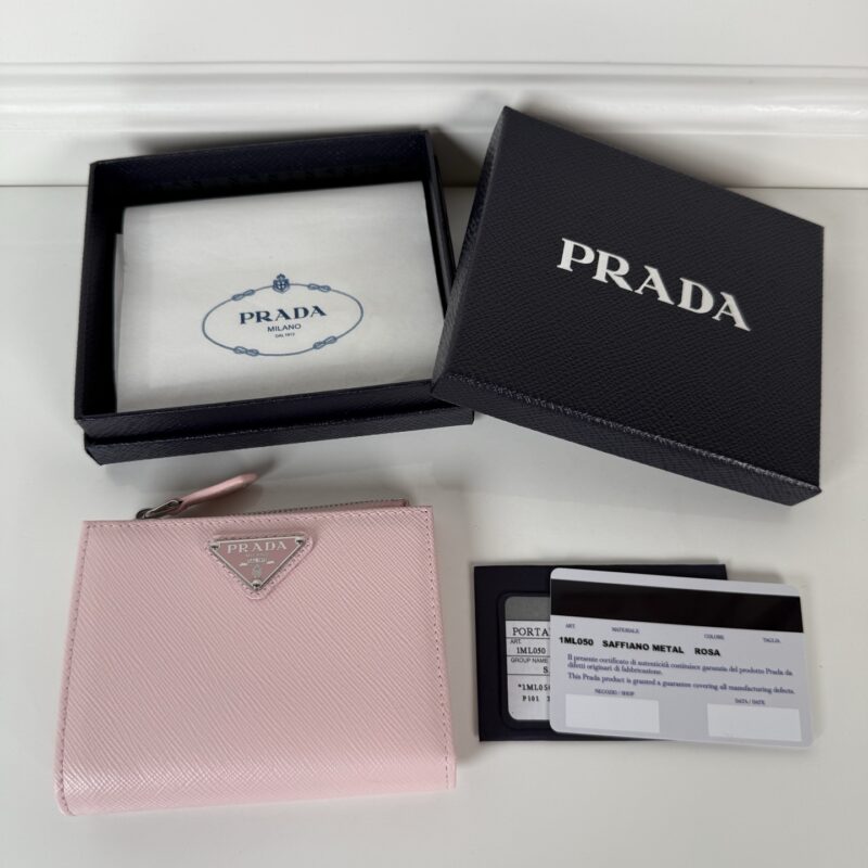 PRADA P家➡️男女通用短款钱包,雪粉色,型号1ML050,十字纹牛皮制作