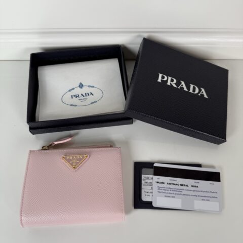 PRADA P家➡️男女通用短款钱包，雪粉色，型号1ML050,十字纹牛皮制作