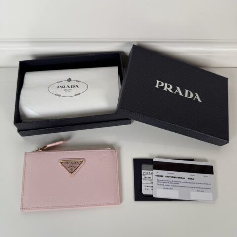 PRADA P家➡️雪粉色十字纹皮卡包，型号：1MC086，男女通用款