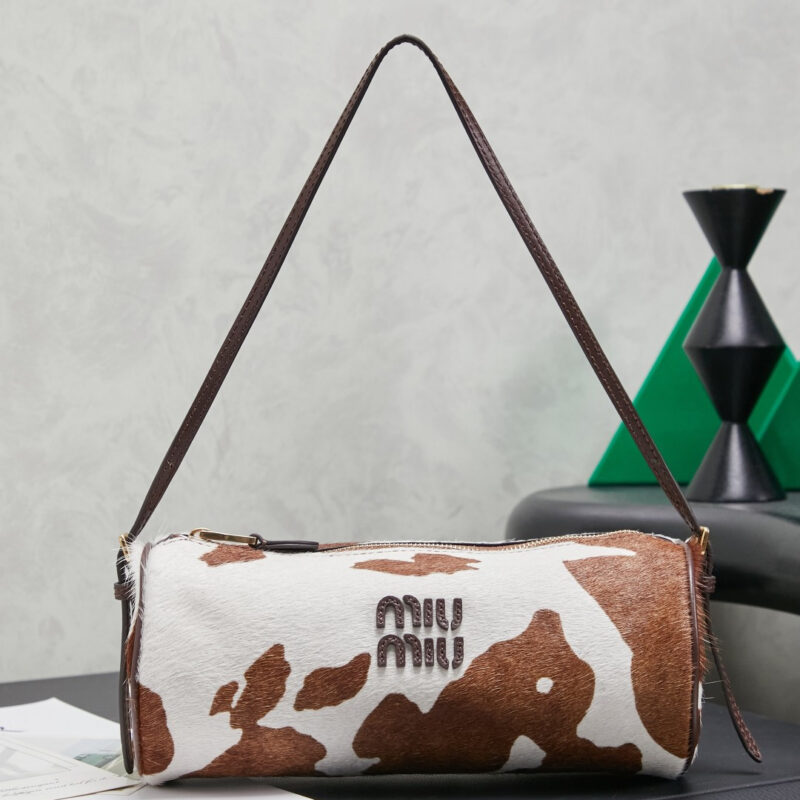 MIUMIU 新品圆筒包 款号:5NF851小奶牛