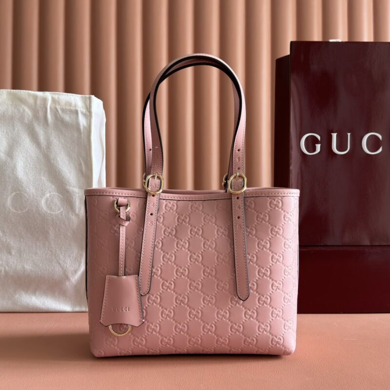 GUCCI GG Emblem系列 型号：847456 粉色压花