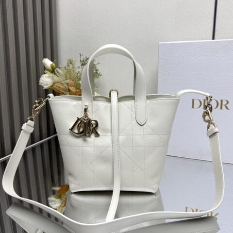 DIOR Toujours 竖版手袋 型号:2835「山羊纹白色」 小号