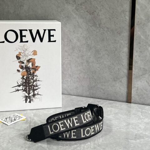 LOEWE 字母宽肩带  黑银 1008