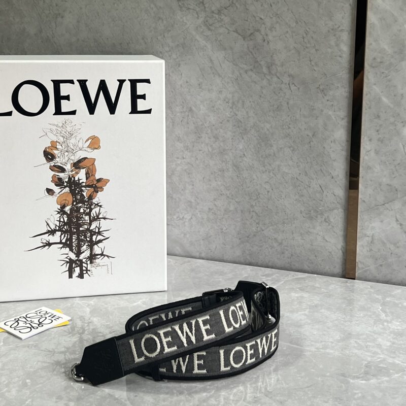 LOEWE 字母宽肩带  黑银 1008