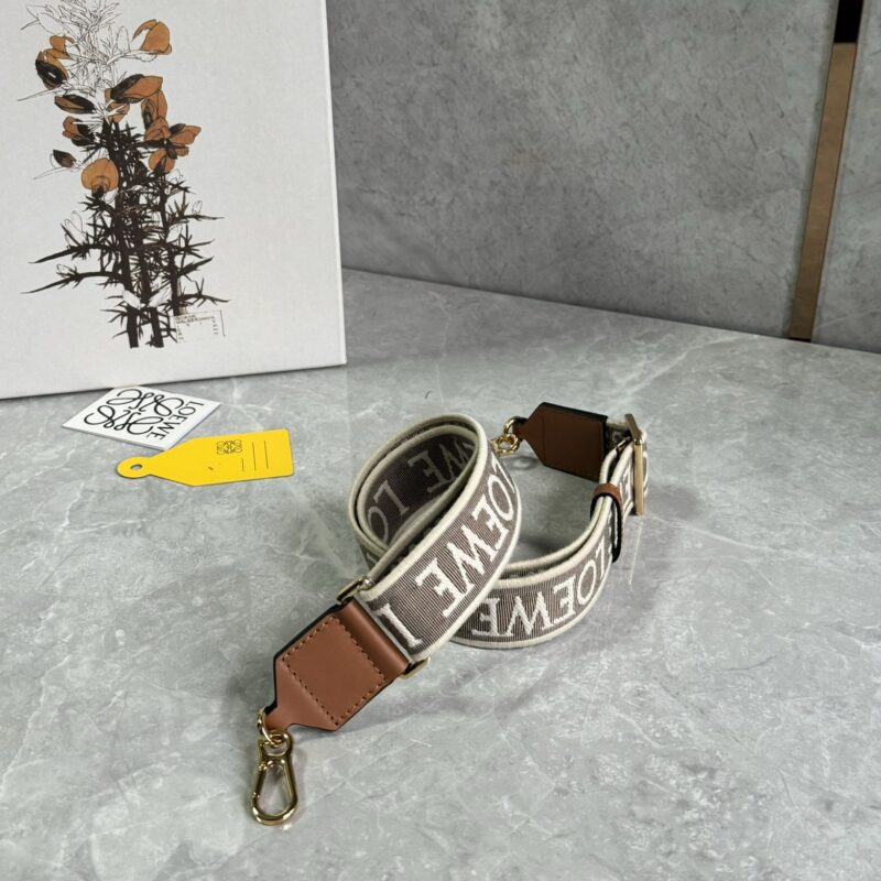 LOEWE 字母宽肩带 1009 金扣棕