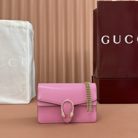 GUCCI 迷你肩背包采用漆皮制作 型号:837370 粉漆皮