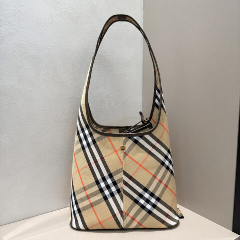 Burberry B家最新柔软立挺的肩背包 型号6781