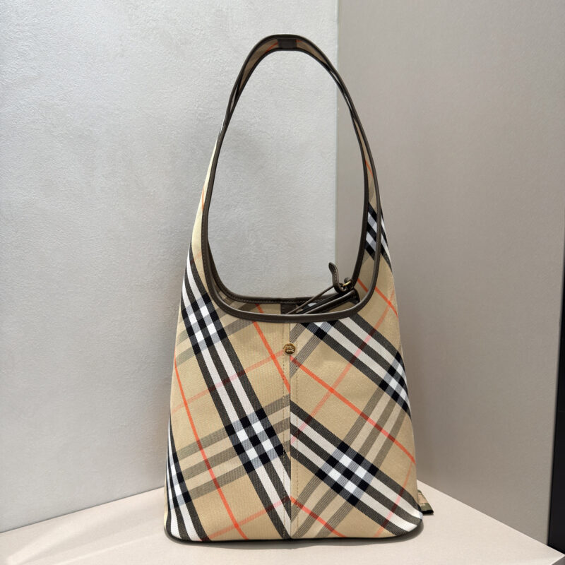 Burberry B家最新柔软立挺的肩背包 型号6781