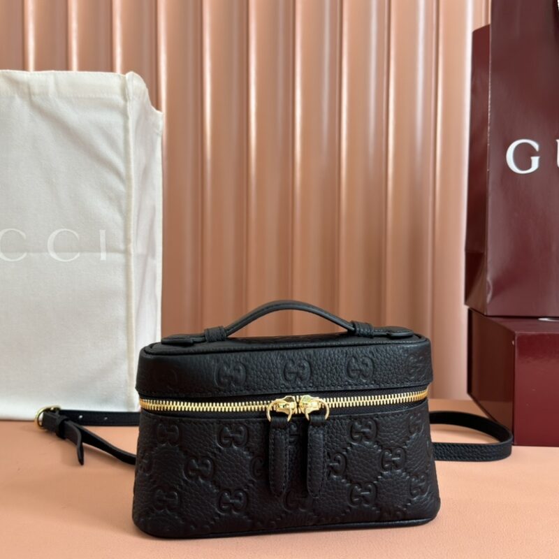 GUCCI GG Emblem系列超迷你手袋 型号：815949
