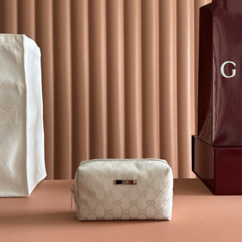 GUCCI 饰有标志性徽牌的化妆包 型号：875801