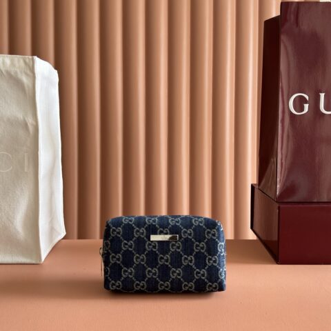GUCCI 饰有标志性徽牌的化妆包 型号:875801