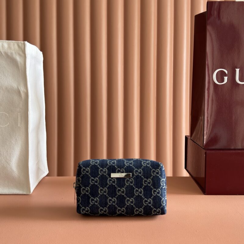 GUCCI 饰有标志性徽牌的化妆包 型号:875801