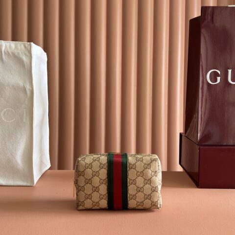 GUCCI 饰有标志性徽牌的化妆包 型号:875801