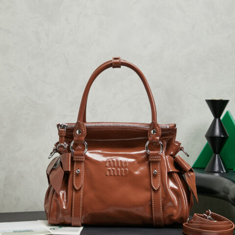 MIUMIU 新品机车包手袋 型号5BA327 紫檀木色