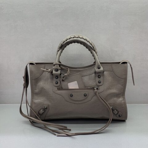 Baleciagna 𝗟𝗘 𝗖𝗜𝗧𝗬 款号:084021 【中号卡其色古铜扣】