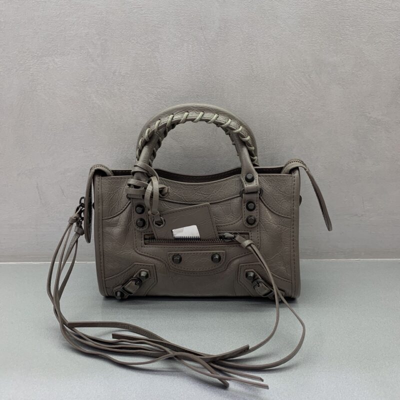 Baleciagna 𝗟𝗘 𝗖𝗜𝗧𝗬 款号：084021 【 mini卡其色古铜扣】
