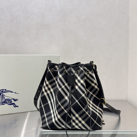 Burberry B家最新格纹包 型号8711