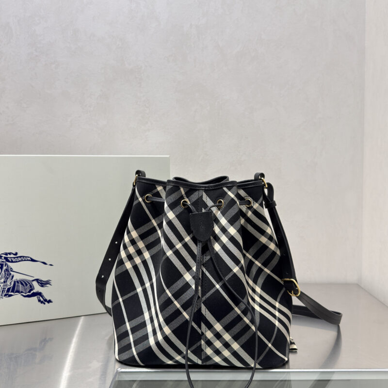 Burberry B家最新格纹包 型号8711